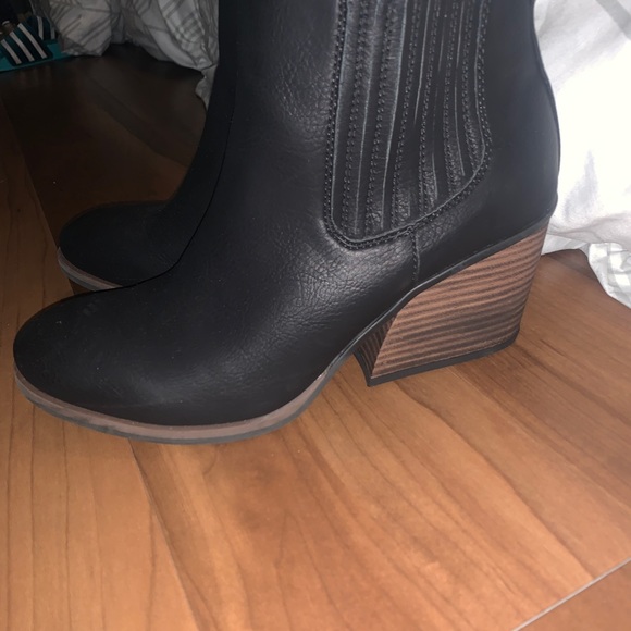 Black leather booties - by Korks - Picture 2 of 5